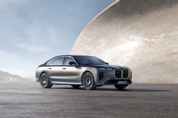 BMW Serie 7, l'ammiraglia cambia faccia
