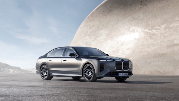 BMW Serie 7, l'ammiraglia cambia faccia