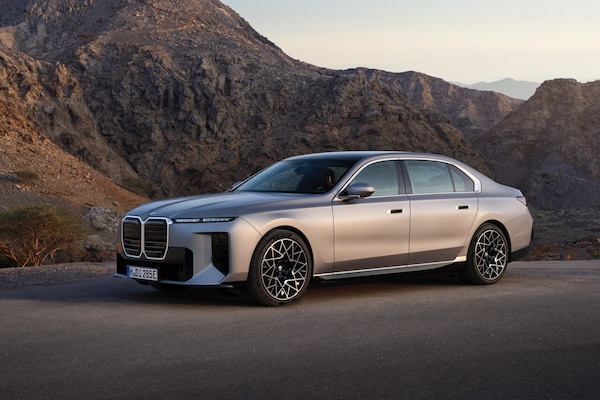 BMW Serie 7 cambia faccia, elettrica da 708 km con un "cinema" a bordo