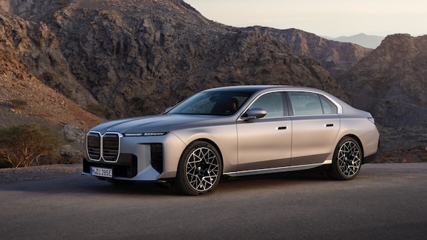 BMW Serie 7 cambia faccia, elettrica da 708 km con un "cinema" a bordo