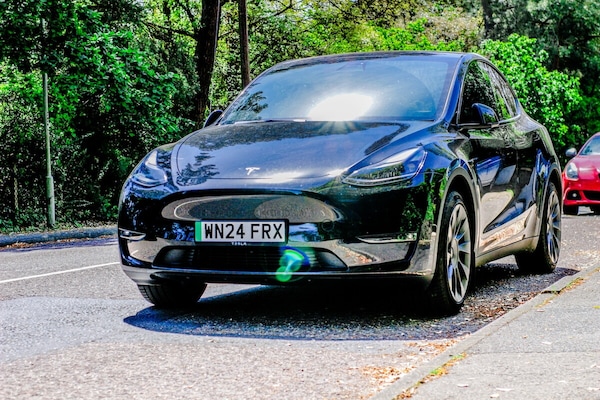Auto elettrica e caro vita: perché gli italiani restano in equilibrio