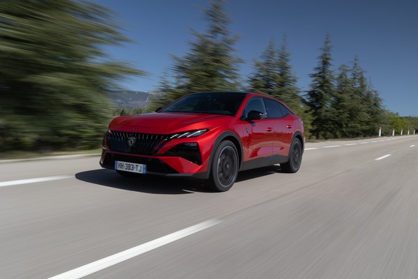 Peugeot 408, un Leone che si fa notare