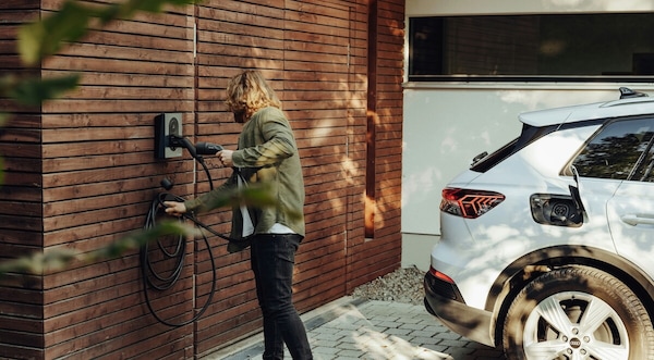 Quanto costa ricaricare un’auto elettrica a casa e alle colonnine