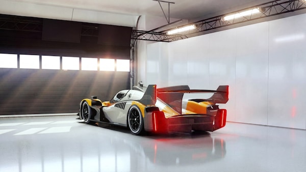 McLaren MCL-HY GTR, un po' come essere piloti del WEC