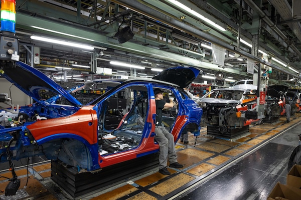 Nissan, dimezzate le linee di produzione a Sunderland in attesa di Chery