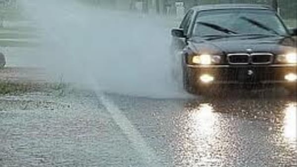 Come evitare danni all’auto durante i temporali: i consigli utili