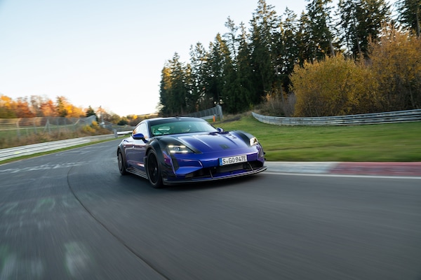 Porsche Taycan Turbo GT da paura al Nürburgring con il nuovo kit Manthey