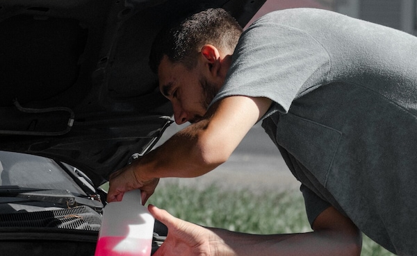 Perché l’auto perde liquidi: cause, rischi e soluzioni