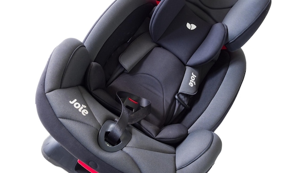 Seggiolino auto, come scegliere il più sicuro: la guida completa