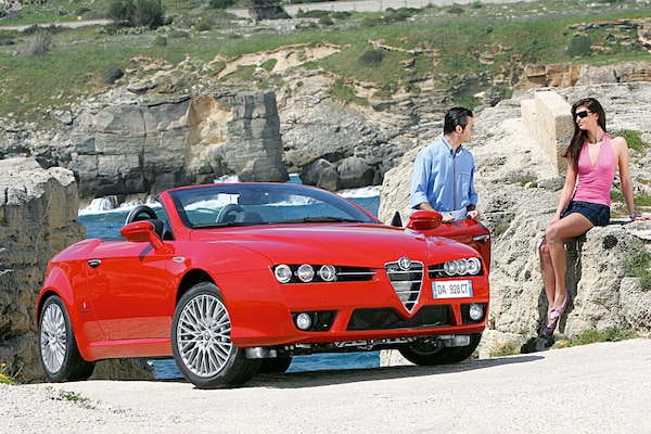 Alfa Romeo, vent'anni dall'ultima Spider tra fascino e critiche. Sarà youngtimer?