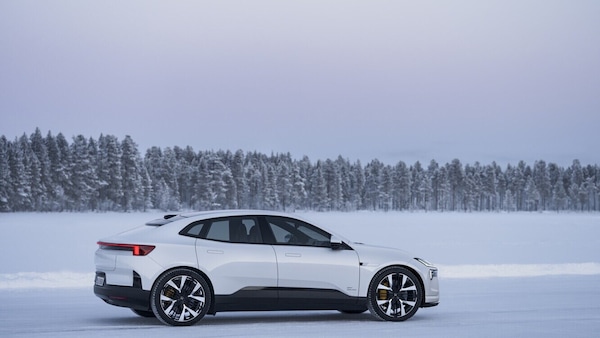 Basta touchscreen: Polestar riporta i tasti fisici nelle auto. E non sono i soli