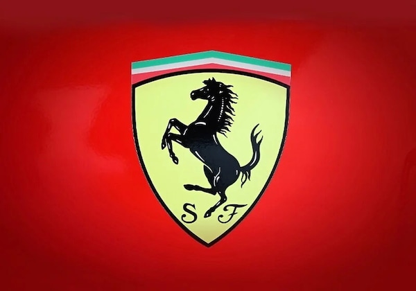 Sondaggio: Ferrari, dal motore V12 all'elettrico puro. Qual è la direzione giusta?