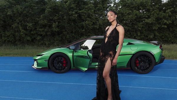 Larissa Iapichino, incantevole nel backstage dell'incontro con la Lamborghini Temerario