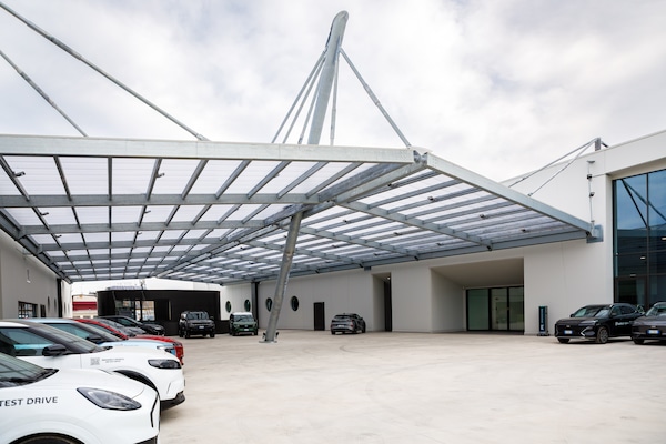 Ambrostore apre a Linate: il dealer diventa hub di mobilità
