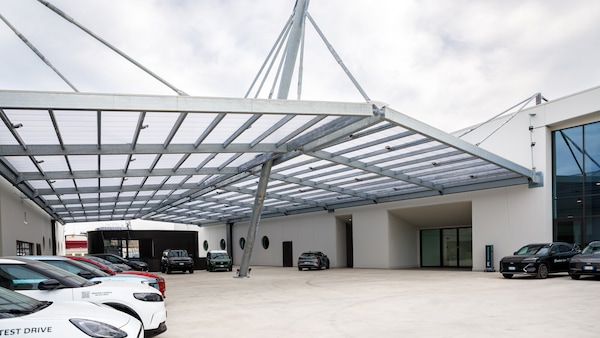 Ambrostore apre a Linate: il dealer diventa hub di mobilità