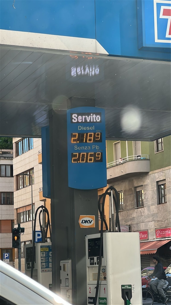 Carburanti: prezzi giù per l'ottavo giorno di fila, ma il calo rallenta