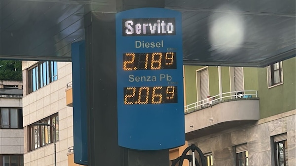 Carburanti: prezzi giù per l'ottavo giorno di fila, ma il calo rallenta
