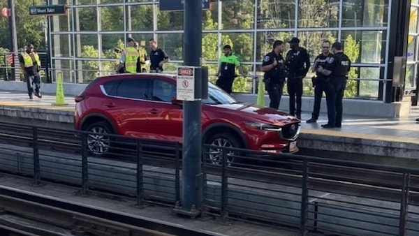 Auto incastrata sui binari del tram, l'errore del gps blocca i treni per tre ore