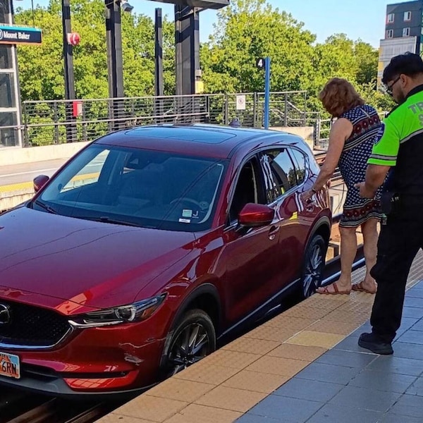 Auto bloccata sui binari, per colpa del navigatore serve la gru