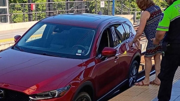 Auto bloccata sui binari, per colpa del navigatore serve la gru
