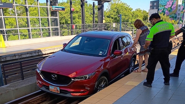 Serve una gru per rimuovere l'auto dai binari. La colpa è del navigatore Gps