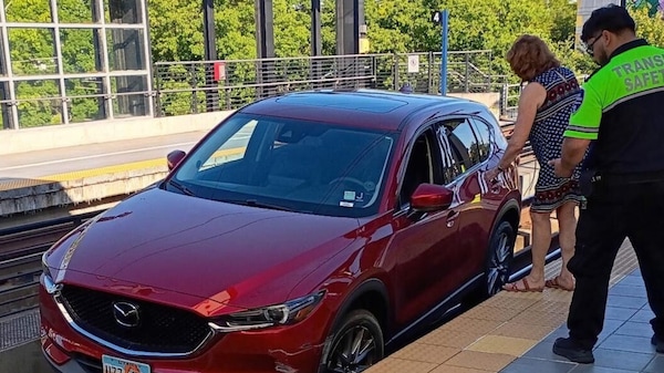 Serve una gru per rimuovere l'auto dai binari. La colpa è del navigatore Gps