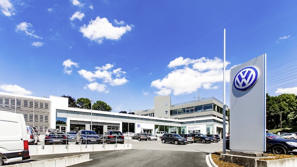 Euro 7 costa caro: Volkswagen aumenta i prezzi delle auto termiche