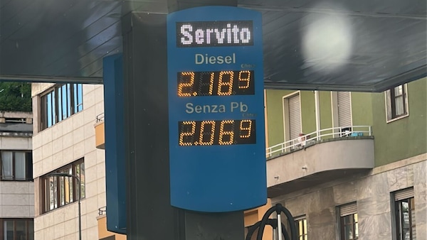 Stangata accise, sconto a metà: dimezzato il taglio al diesel. UNC: "Un autogol"
