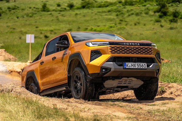 Toyota Hilux 2026, diesel o elettrico non fa differenza: è inarrestabile