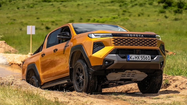 Toyota Hilux 2026, diesel o elettrico non fa differenza: è inarrestabile
