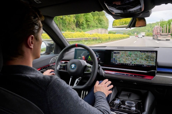 Guida autonoma, BMW record: 200 milioni di km senza mani con Highway Assistant