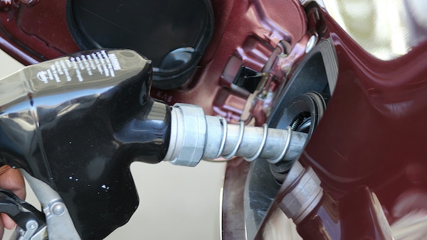 Scendono diesel e benzina, calo doppio in autostrada