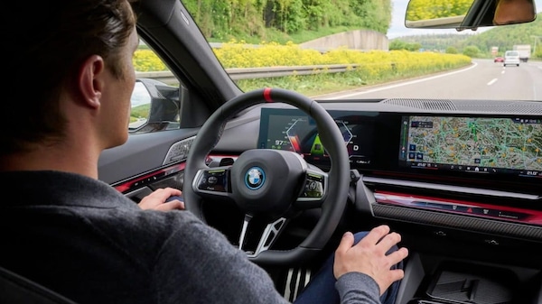 Guida autonoma, BMW record: 200 milioni di km senza mani con Highway Assistant
