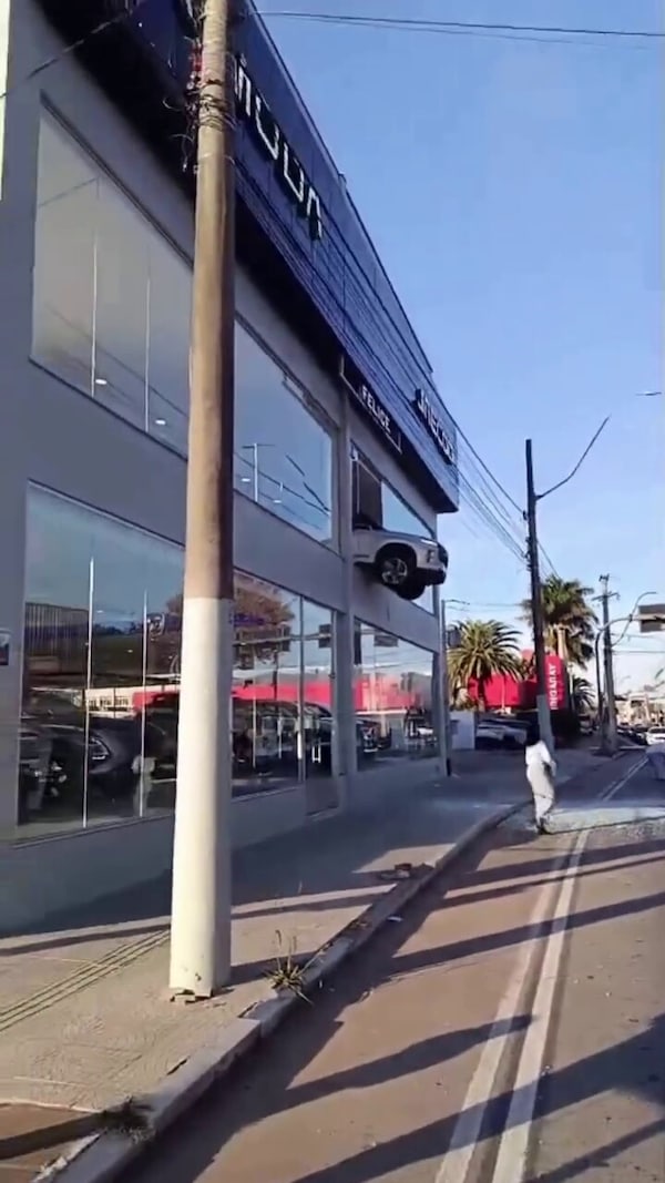 Auto in bilico nel vuoto dopo una manovra sbagliata