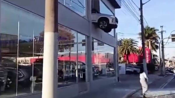 Auto in bilico nel vuoto dopo una manovra sbagliata