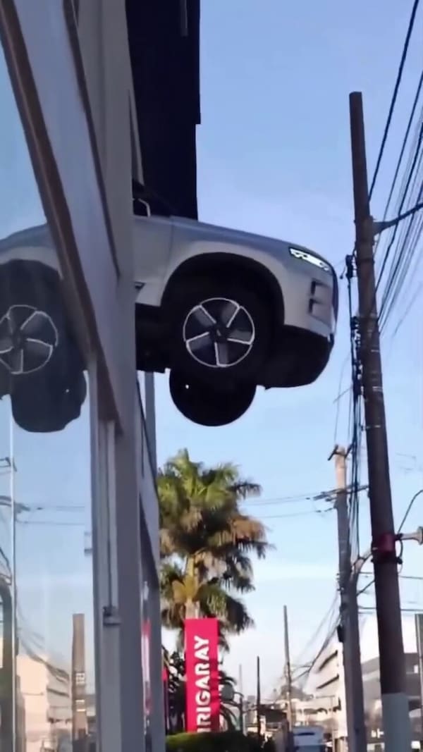 Manovra sbagliata, l'auto resta sospesa nel vuoto