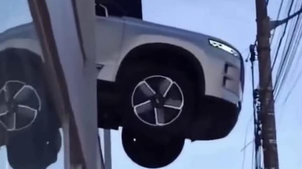 Manovra sbagliata, l'auto resta sospesa nel vuoto