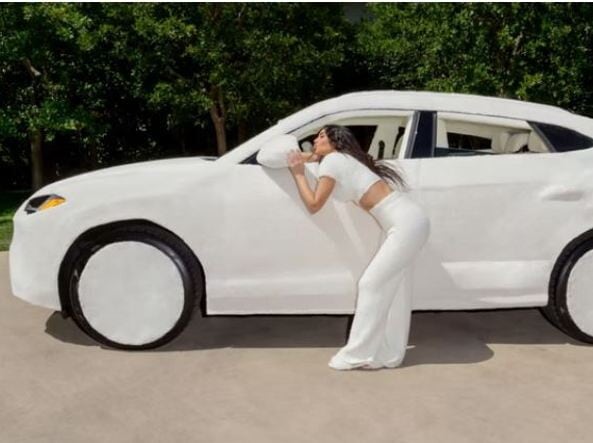 Kim Kardashian: Lambo pelosa, i cerchi di Travis Scott e... Le auto di lady Hamilton
