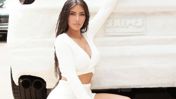 Kim Kardashian, lady Hamilton sexy e fashion anche in auto
