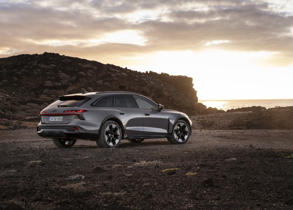 Nuova Audi A6 allroad quattro 2026: debutta l’ibrida plug-in