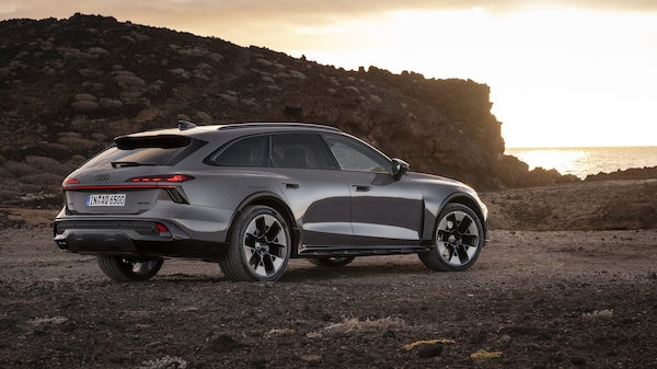 Nuova Audi A6 allroad quattro 2026: debutta l’ibrida plug-in