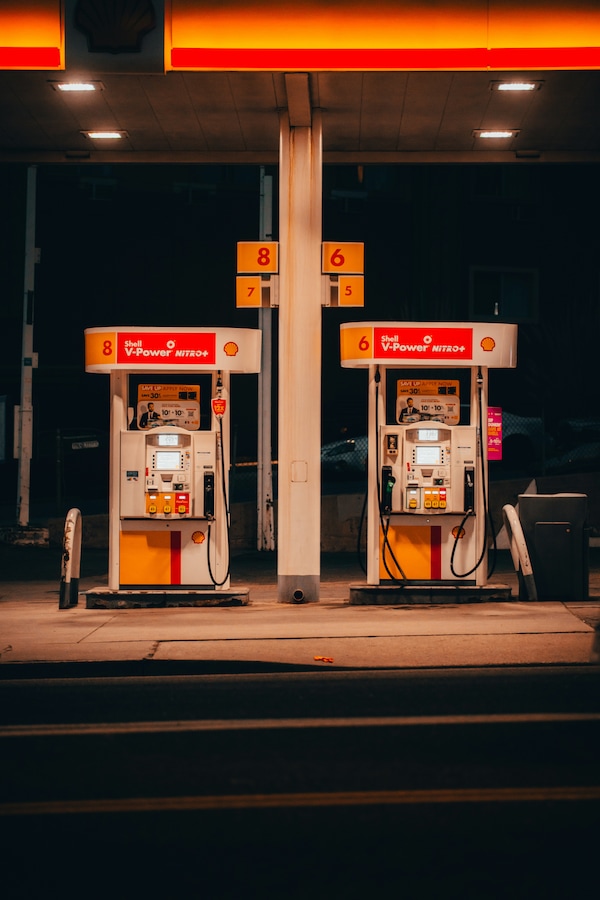 Benzina e diesel, prezzi in discesa. Petrolio in picchiata, invece il pieno...