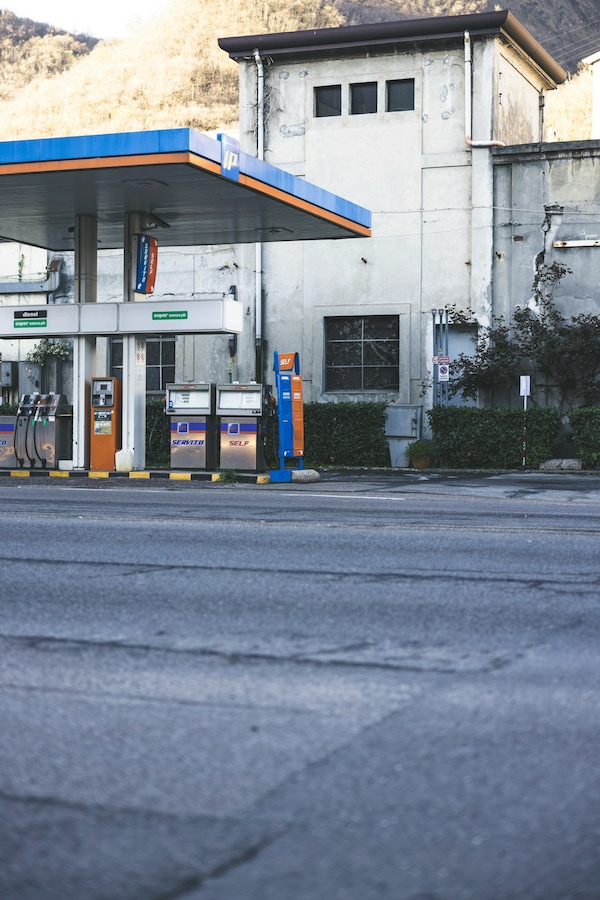 Benzina e diesel, che calo in un giorno. Quanto costa oggi il pieno