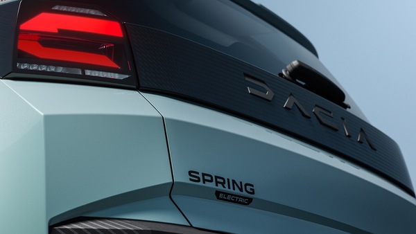 Nuova Dacia Spring, l'altro volto della Twingo: come cambia