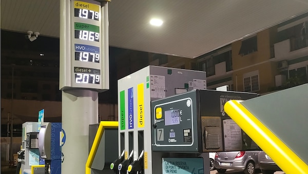 Carburanti, prezzi giù: il diesel scende più della benzina. Quanto costa il pieno