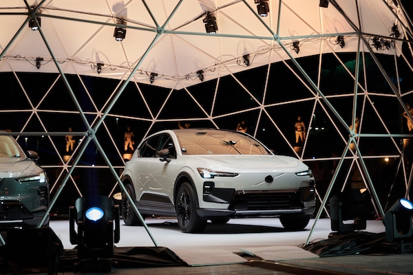Volvo EX60 Cross Country, debutto show al Foro Italico