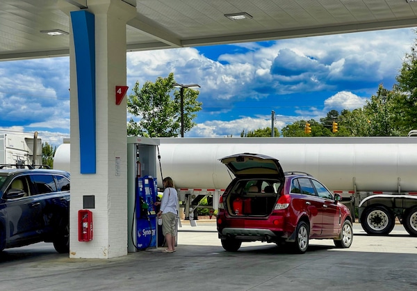 Prezzi benzina e diesel, scendono anche lunedì. Gpl più caro in autostrada