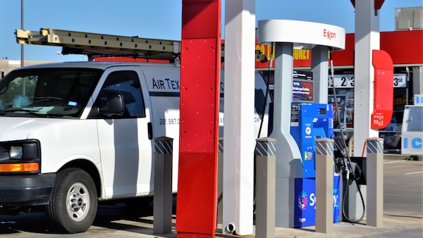 Prezzi carburanti: doppio sconto diesel, giù benzina e gpl. Che calo in autostrada