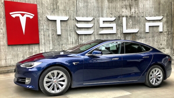 Tesla, incidente per la guida autonoma? Musk smentisce: "Non ha senso"