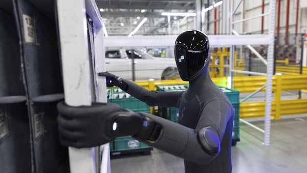 BMW, lavoratori robot in fabbrica. L'AI sostituisce gli operai?